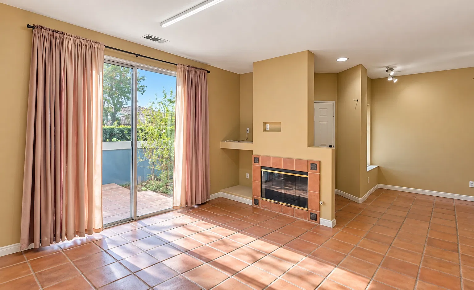 3 bed, 2.5 bath, 1555 sqft, $3,250 — Photo 3