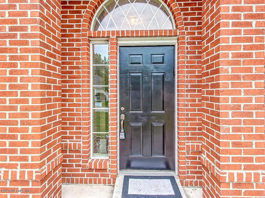 4 bed, 2.0 bath, 2028 sqft, $2,300 — Photo 3