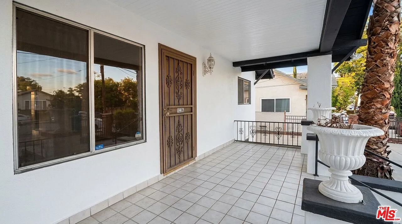 1 bed, 1.0 bath, 700 sqft, $2,300 — Photo 2