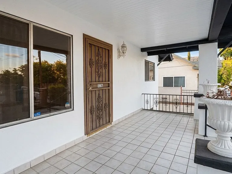 1536 N Mariposa Ave — Photo 2