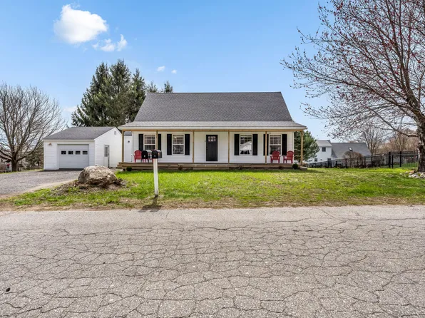 8 Meadow Way, Rockland, ME 04841