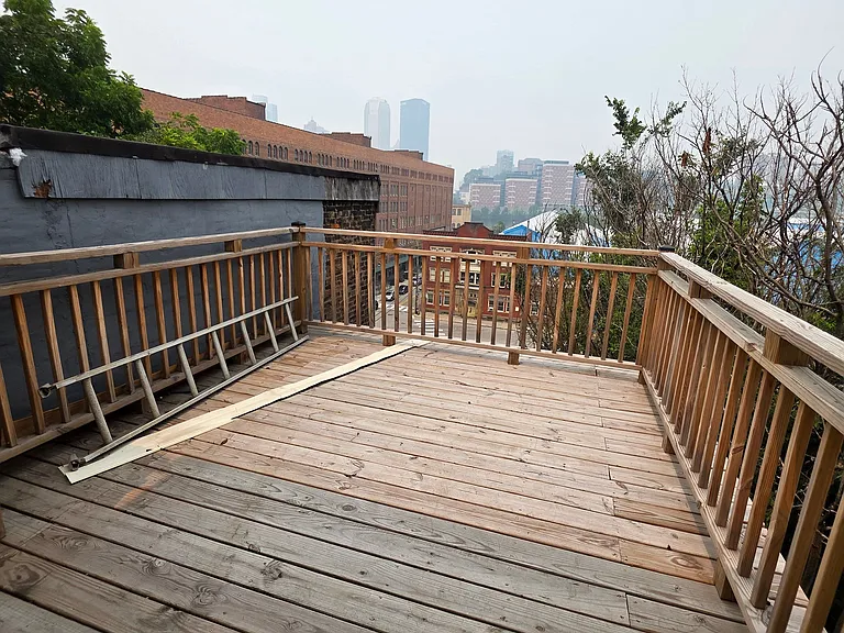 407 E Carson St — Photo 32