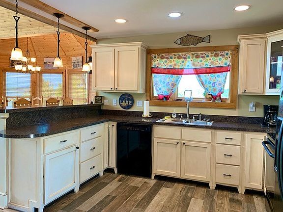 4th image of 531 Paradise Ln