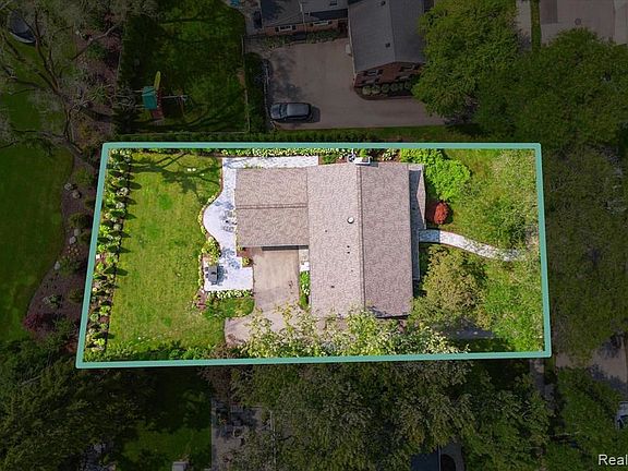 3rd image of 700 Yarmouth Rd