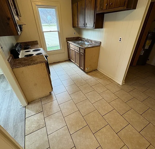 2121 Hazelwood Ave — Photo 2