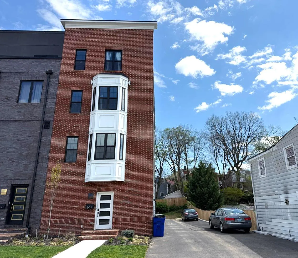 206 Broadway St — Photo 1