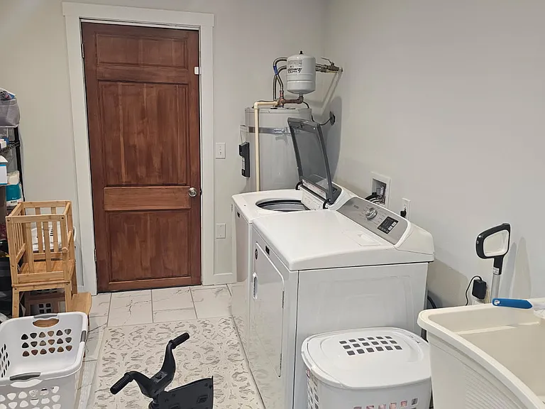 2409 Burcham St — Photo 3