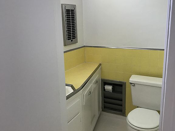 3rd image of 1421 Havenhurst Dr APT 4