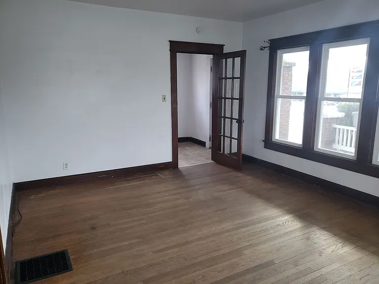 1009 S Walnut St — Photo 11