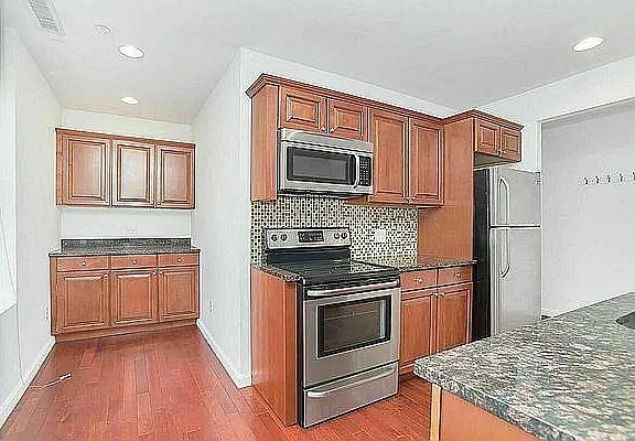 4th image of 268 W 23rd St #1L