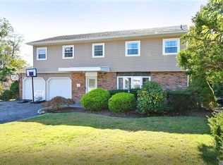 2 Woodstock Dr, Wheatley Heights, NY 11798