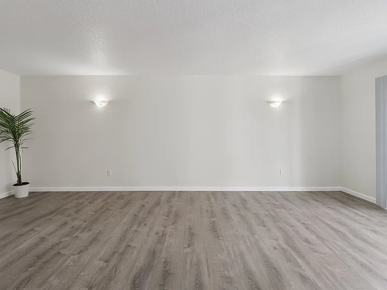 La Jollan Townhomes — Photo 8