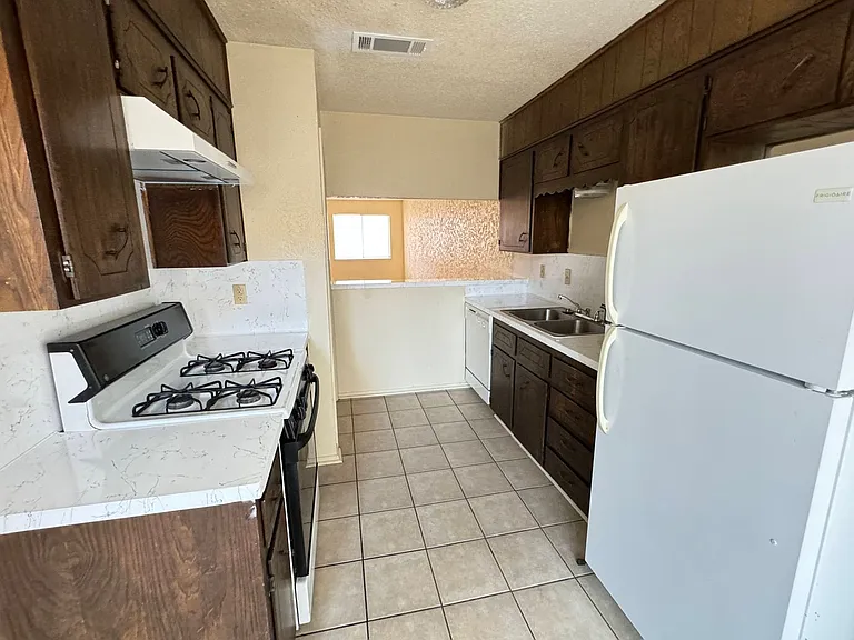 2206 Silverway Dr — Photo 11
