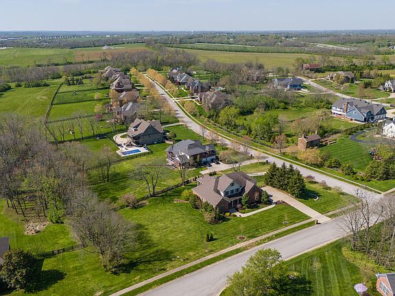 3rd image of 300 Stonegate Dr