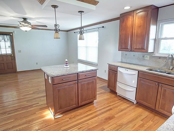 5th image of 537 Village Dr