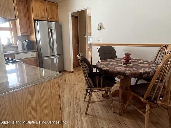5th image of 186 Martin Ave