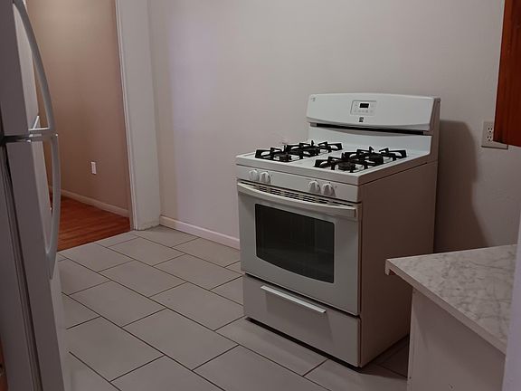 4th image of 502 N Mesa St #502