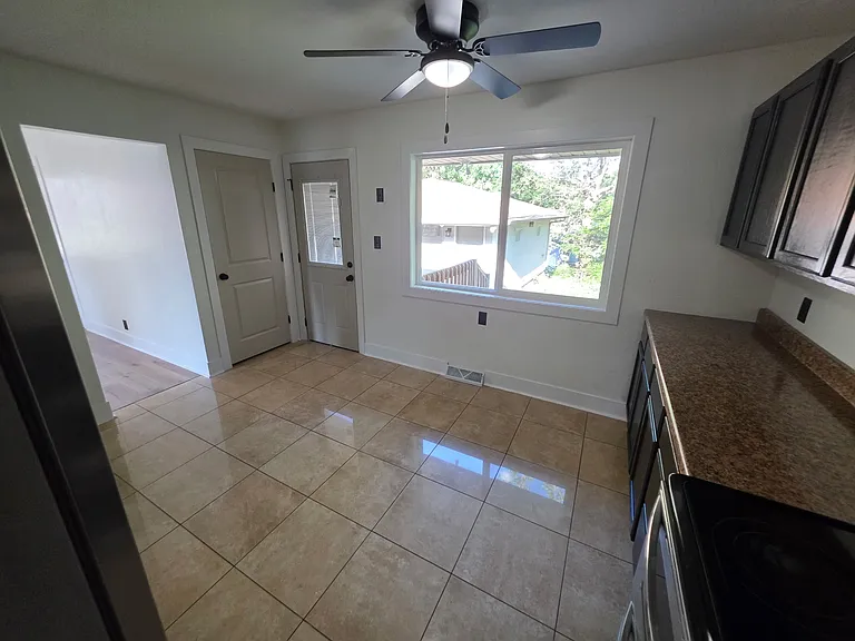 2904 E 40th St — Photo 5