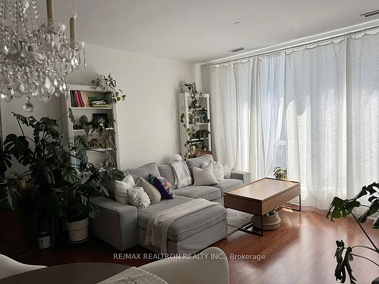 980 Yonge St #714 — Photo 4
