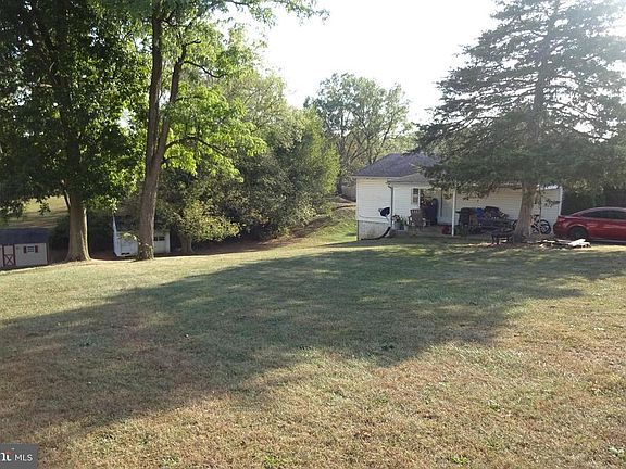 3rd image of 1192 East Ave