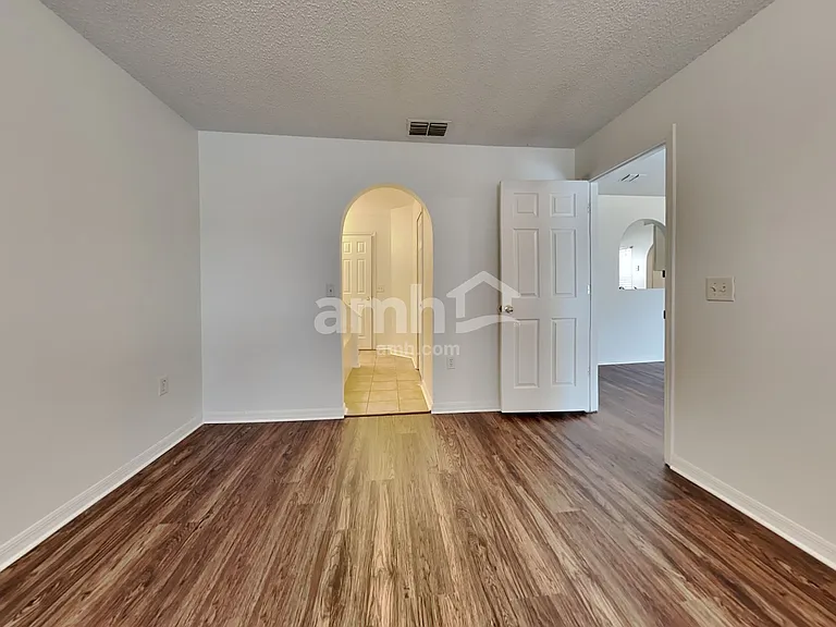 3460 Wentworth Cir W — Photo 9