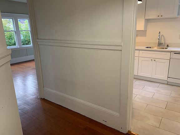 Entry that leads to kitchen & living room