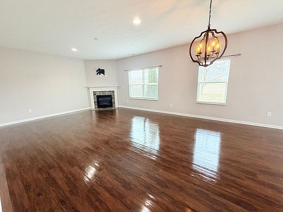 4th image of 1618 Woodside Cir