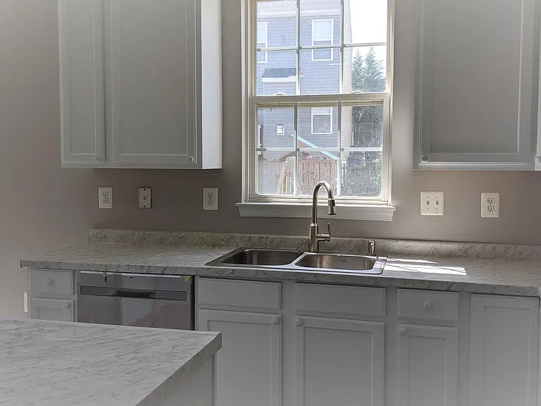 411 Hanrahan Ct SE — Photo 16
