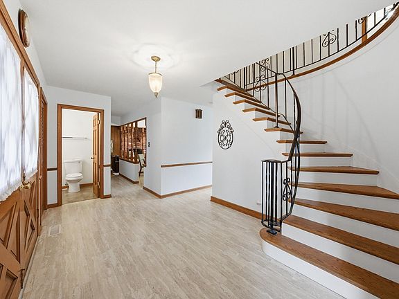3rd image of 2919 Embassy Row
