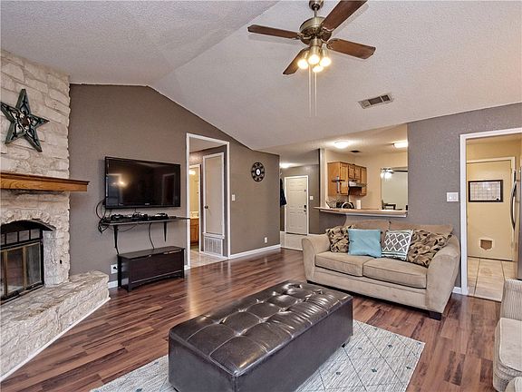 3rd image of 517 Edwards Dr
