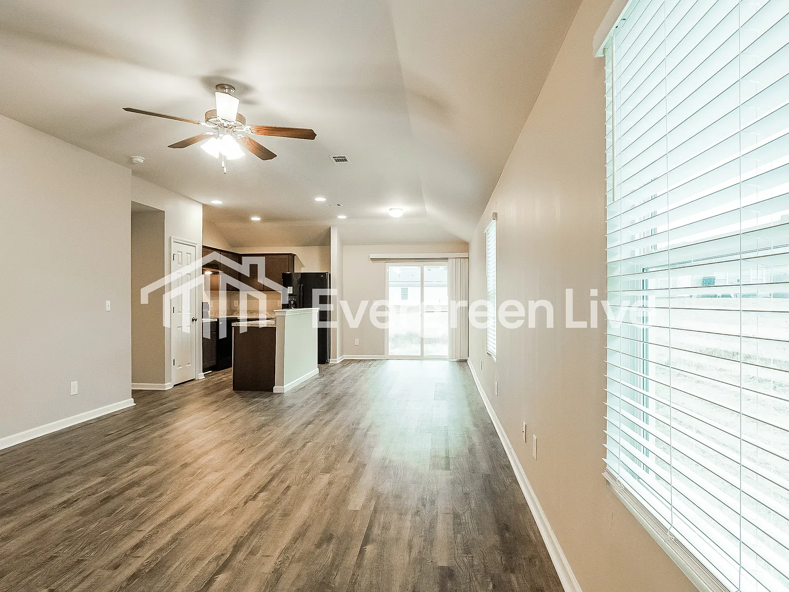 3 bed, 2.0 bath, 1249 sqft, $1,445 — Photo 2