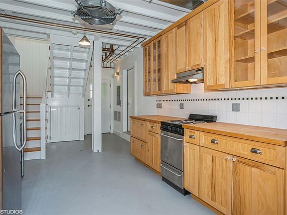 5th image of 516 Main St