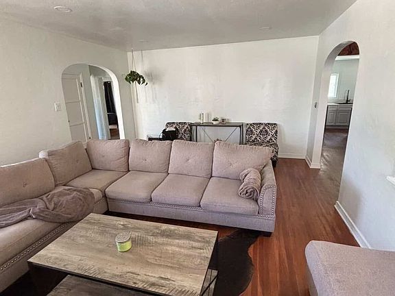 3rd image of 820 College Ave