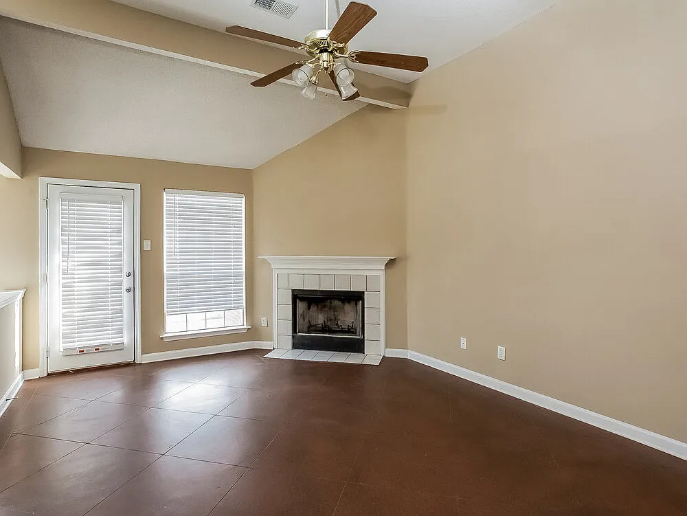 3 bed, 2.0 bath, 1399 sqft, $1,740 — Photo 3