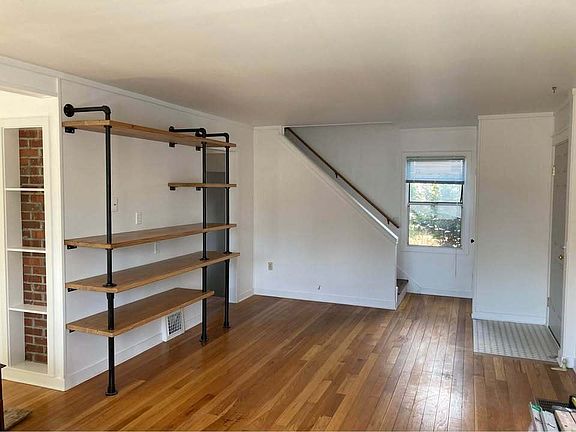 5th image of 703 Comstock St