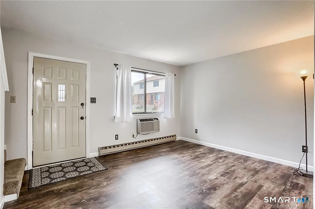 2 bed, 1.5 bath, 936 sqft, $1,900 — Photo 3