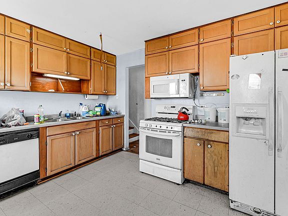 4th image of 325 Gentry St