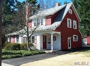 137 Elmwood St, Westbury, NY 11590