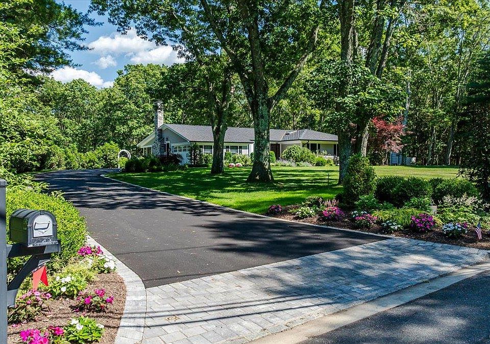 1st image of 225 Laurel Lane