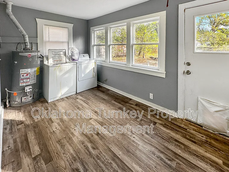 1104 W 8th St — Photo 6