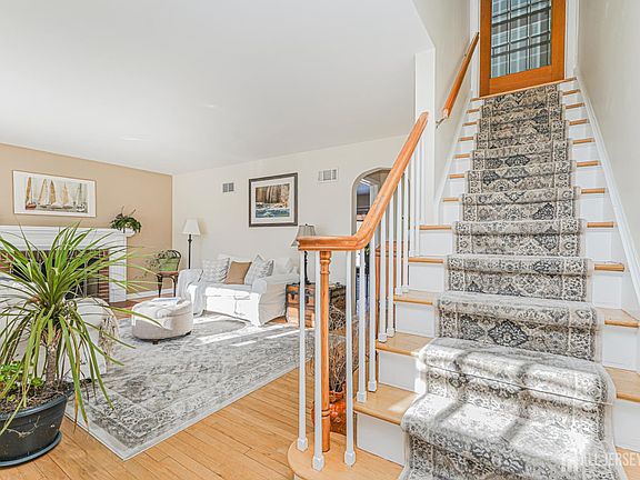 3rd image of 125 Garretson Cir