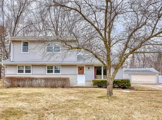 N63W15354 Pocahontas Dr, Menomonee Falls, WI