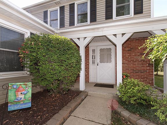 2nd image of 835 W Bryn Mawr Ave
