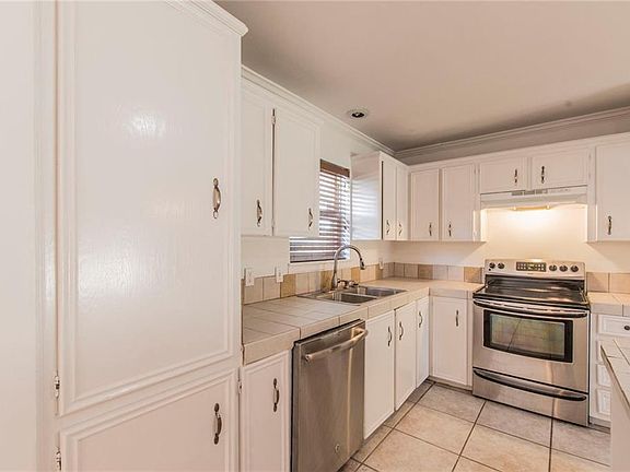5th image of 302 Twin Lakes Dr