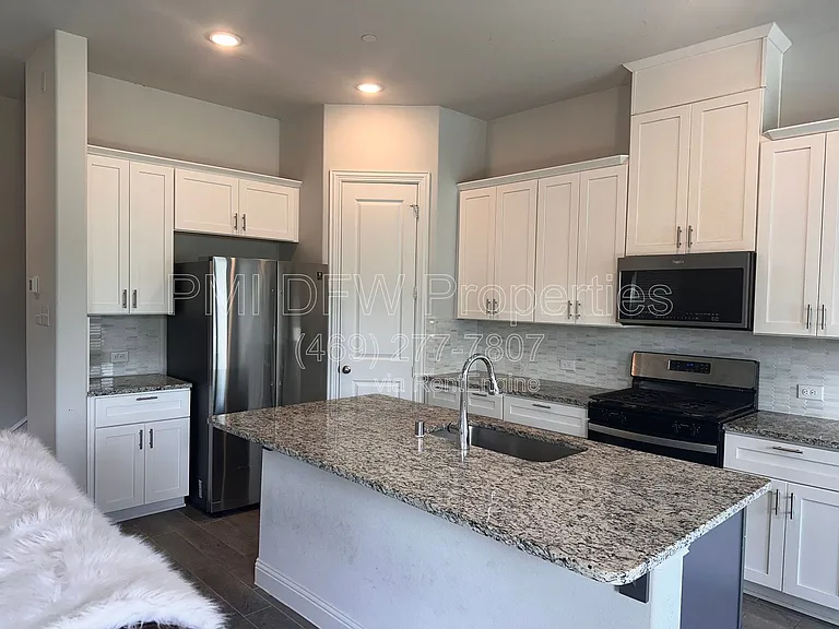 525 Hutchinson Ln — Photo 3