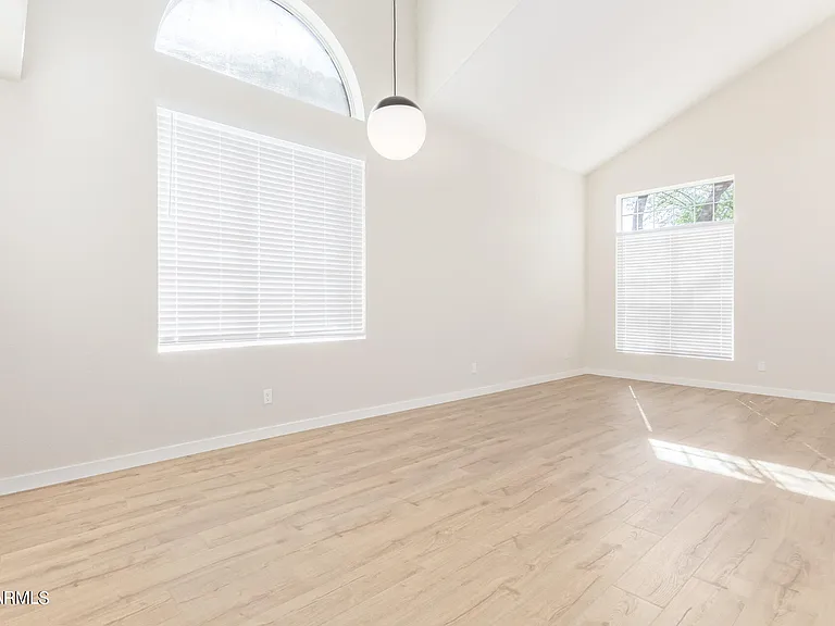 1018 W Kings Ave — Photo 17