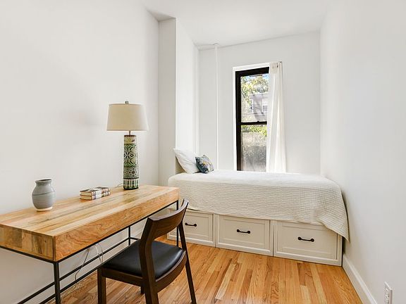 5th image of 482 12th St APT 1