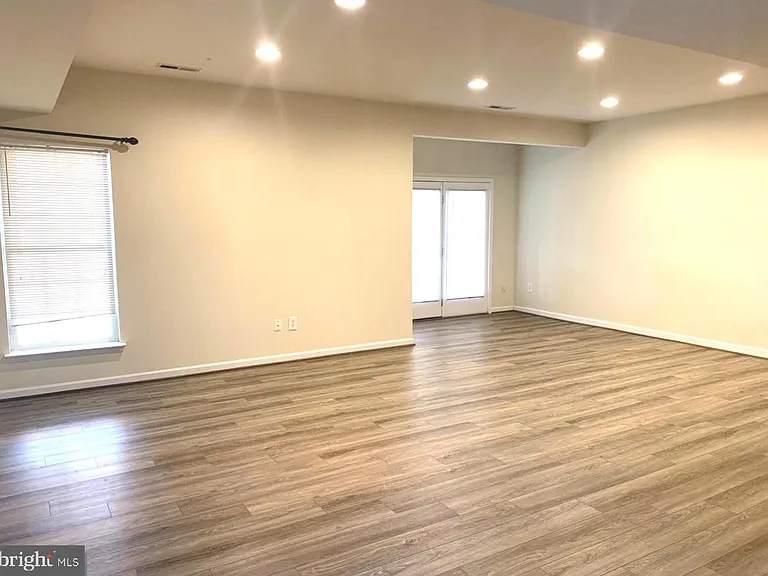 25937 Kirkwood Sq — Photo 40