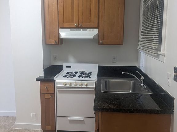 3rd image of 1040-1050 Cole St #1042