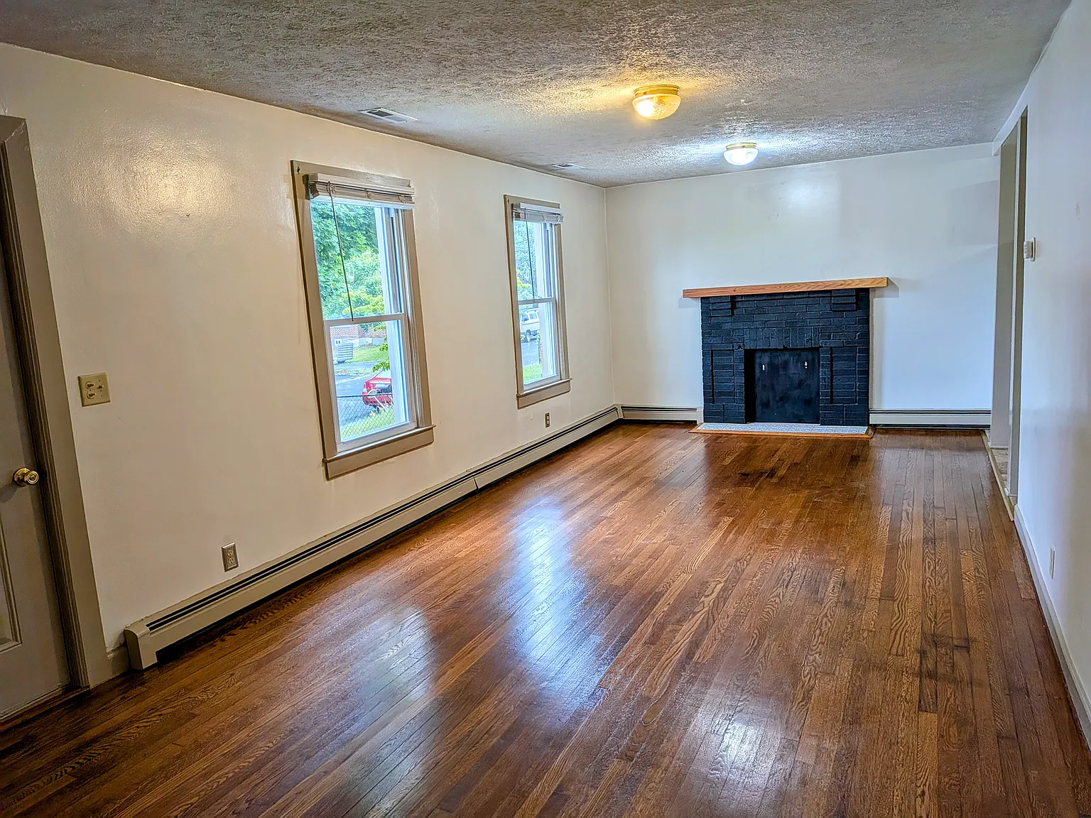 3 bed, 936 sqft, $1,800 — Photo 2